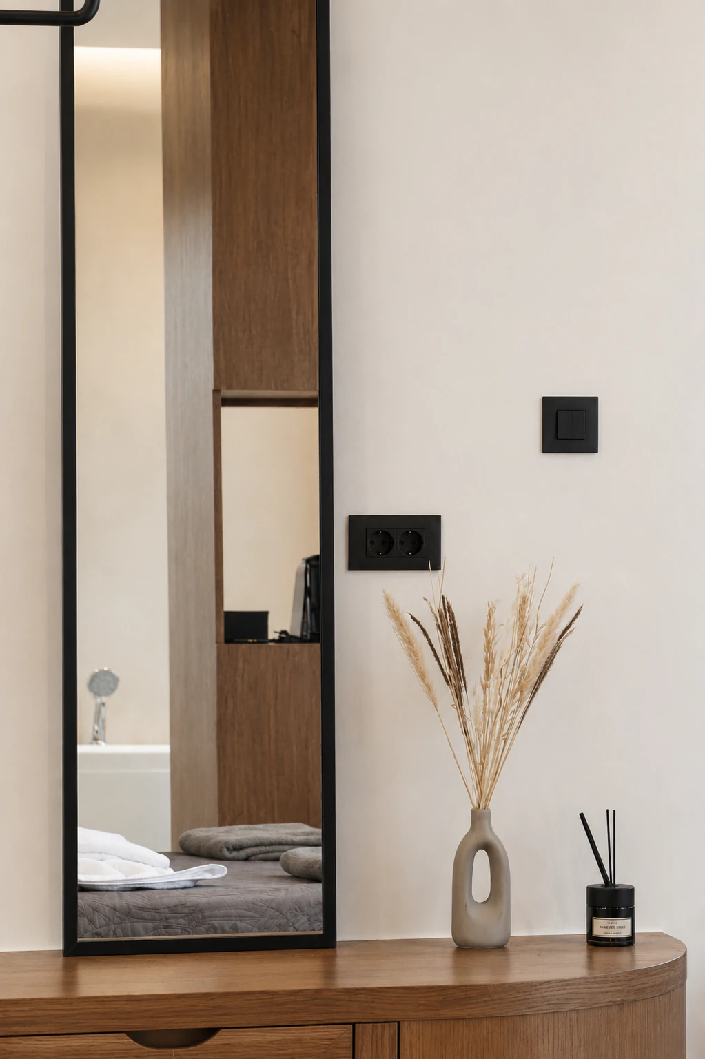 Mirror, wooden dressing table and decorative vase in an Eos Mare studio